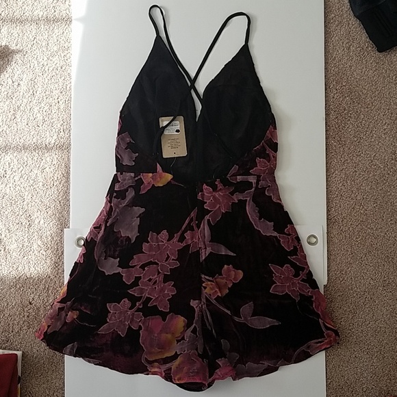 BNWT Velvet cutout romper - Picture 6 of 8